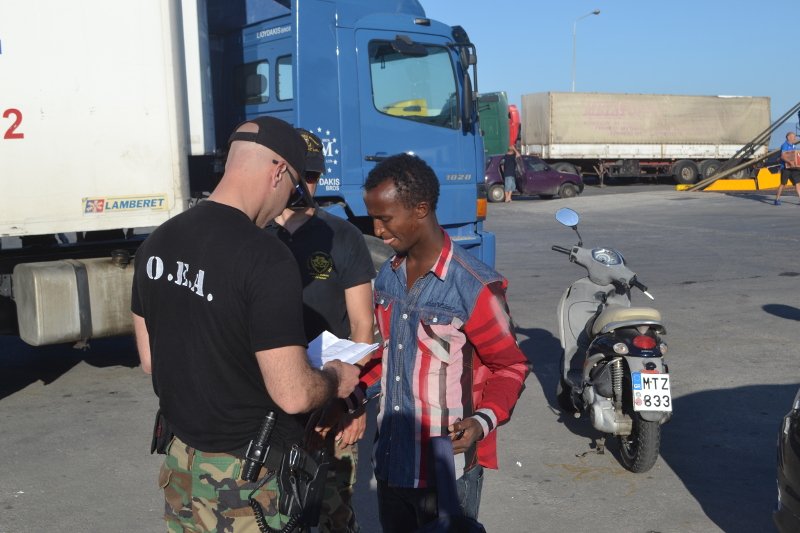 Μυτιλήνη: Πρόσφυγες κρύβονται σε φορτηγά για να ταξιδέψουν στην Αθήνα [εικόνες] | iefimerida.gr 4