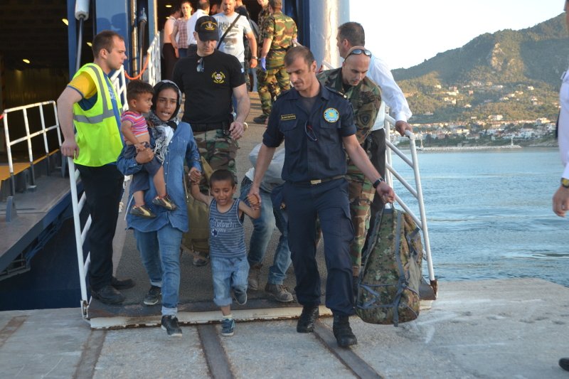 Μυτιλήνη: Πρόσφυγες κρύβονται σε φορτηγά για να ταξιδέψουν στην Αθήνα [εικόνες] | iefimerida.gr 6