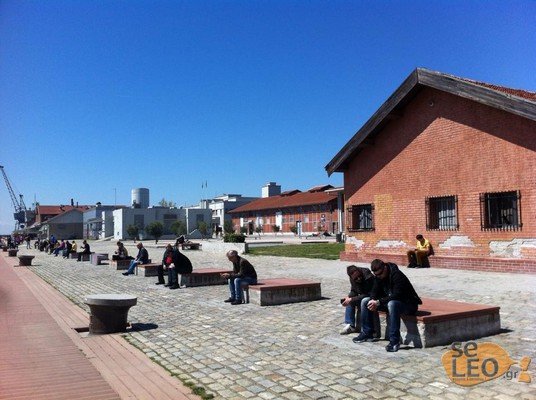 Στη Θεσσαλονίκη πέταξαν τα παπούτσια τους και λιάζονται στην παραλία [εικόνες] | iefimerida.gr 0