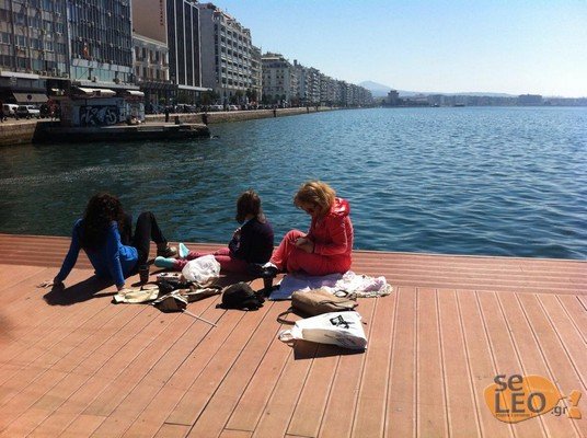 Στη Θεσσαλονίκη πέταξαν τα παπούτσια τους και λιάζονται στην παραλία [εικόνες] | iefimerida.gr 1