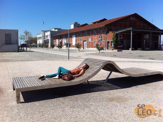 Στη Θεσσαλονίκη πέταξαν τα παπούτσια τους και λιάζονται στην παραλία [εικόνες] | iefimerida.gr 2