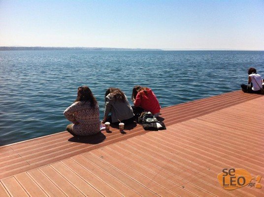 Στη Θεσσαλονίκη πέταξαν τα παπούτσια τους και λιάζονται στην παραλία [εικόνες] | iefimerida.gr 3