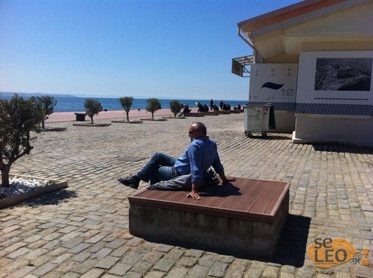 Στη Θεσσαλονίκη πέταξαν τα παπούτσια τους και λιάζονται στην παραλία [εικόνες] | iefimerida.gr 4