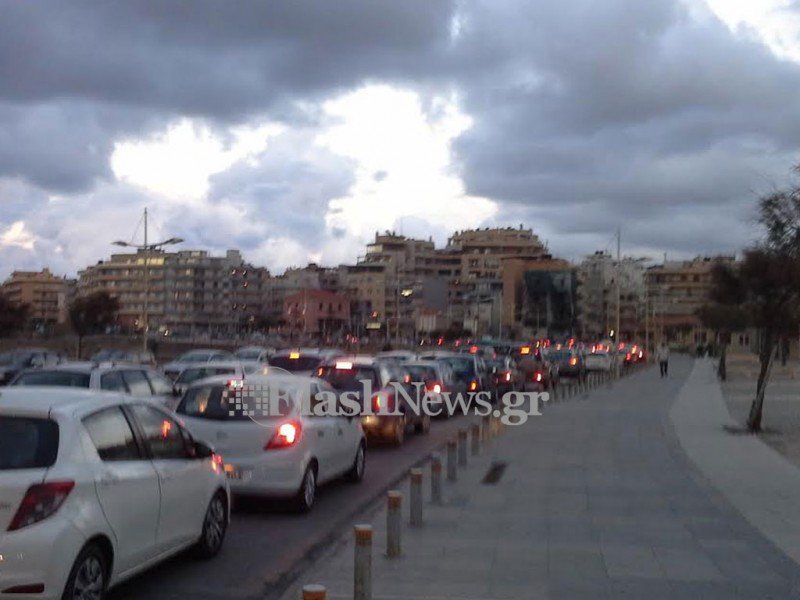 Το αδιαχώρητο στα λιμάνια Ηρακλείου και Χανίων -Ψάχνουν καράβι να φύγουν οι ταξιδιώτες [εικόνες] | iefimerida.gr 1
