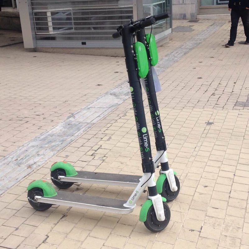 Σάλος στη Θεσσαλονίκη: Νεαρός πετάει στον Θερμαϊκό ενοικιαζόμενο πατίνι [βίντεο] | iefimerida.gr 0