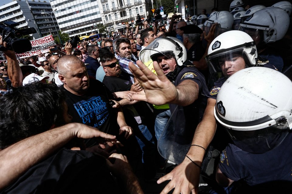 Ενταση στην πορεία των λιμενεργατών: «Τσίπρας σημαίνει Ελλάδα πουλημένη» [εικόνες] | iefimerida.gr 0