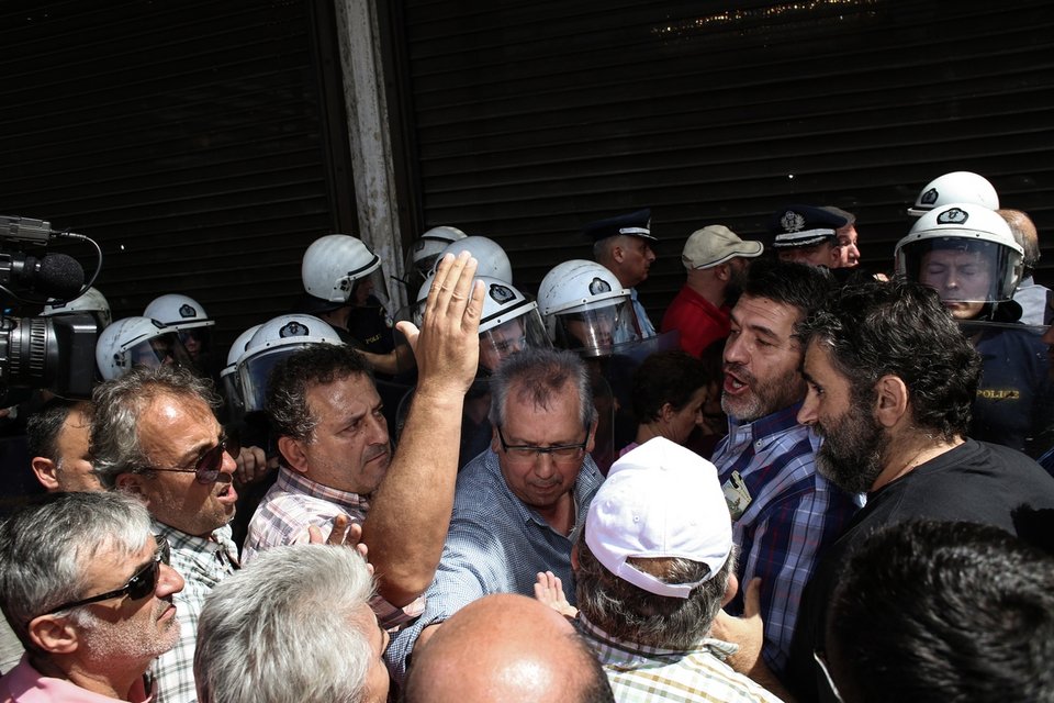 Ενταση στην πορεία των λιμενεργατών: «Τσίπρας σημαίνει Ελλάδα πουλημένη» [εικόνες] | iefimerida.gr 1