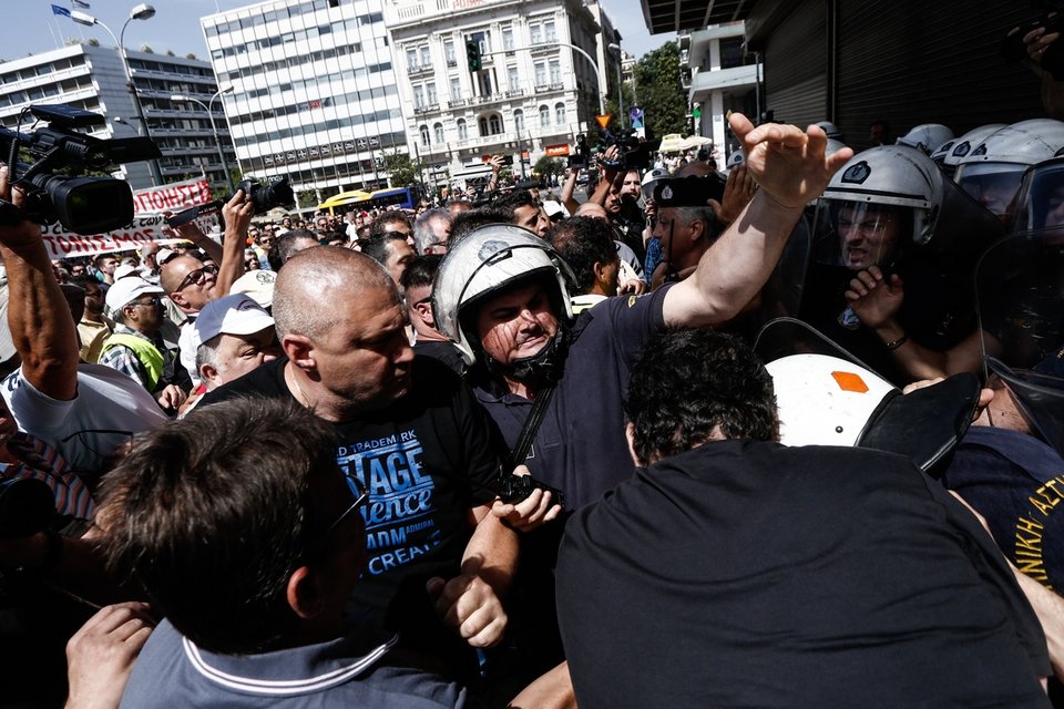 Ενταση στην πορεία των λιμενεργατών: «Τσίπρας σημαίνει Ελλάδα πουλημένη» [εικόνες] | iefimerida.gr 2