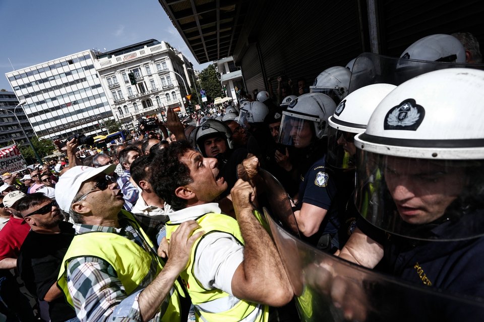 Ενταση στην πορεία των λιμενεργατών: «Τσίπρας σημαίνει Ελλάδα πουλημένη» [εικόνες] | iefimerida.gr 3