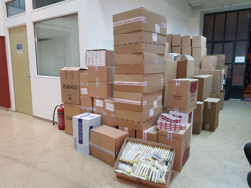 Εξαρθρώθηκε κύκλωμα που διακινούσε λαθραία τσιγάρα -5 συλλήψεις [εικόνες] | iefimerida.gr 2