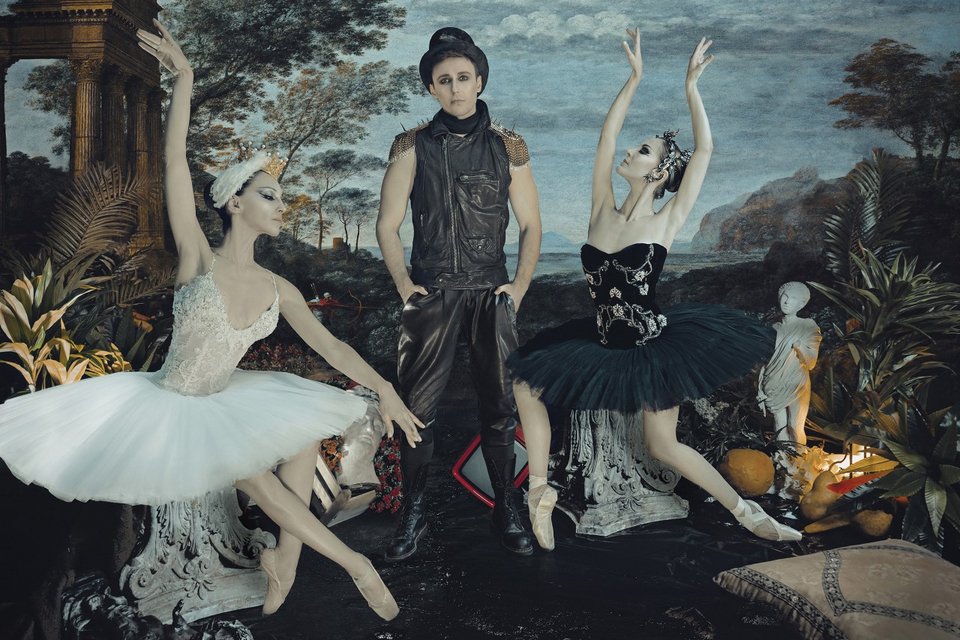 Η πρώτη χορογραφία του νέου διευθυντή του Μπαλέτου της Εθνικής Λυρικής Σκηνής Κωνσταντίνου Ρήγου αποτελεί μια νέα ανάγνωση πάνω στο διασημότερο μπαλέτο όλων των εποχών, η οποία σε μεγάλο βαθμό συνομιλεί με την πρωτότυπη χορογραφία του έργου. Η Λίμνη των κύκνων του Τσαϊκόφσκι διαχρονικά συναρπάζει και συγκινεί το κοινό!