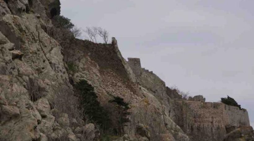 Σοκ στη Λήμνο: Κατέρρευσε τμήμα του ενετικού κάστρου της Μύρινας [εικόνες] | iefimerida.gr 0