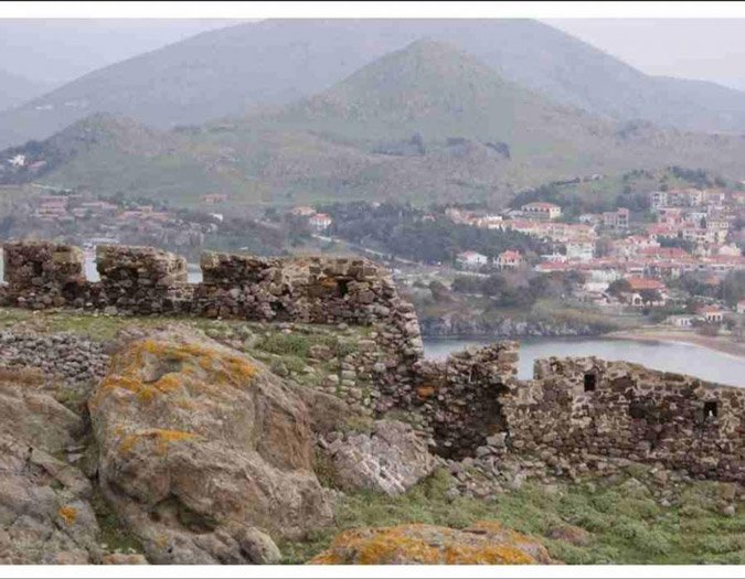 Σοκ στη Λήμνο: Κατέρρευσε τμήμα του ενετικού κάστρου της Μύρινας [εικόνες] | iefimerida.gr 2