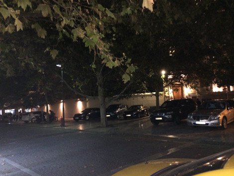 Αδικη Αθήνα: Λιμουζίνες παρκάρουν ανενόχλητες στην Αρεοπαγίτου ενώ πιτσιρικάς με μηχανάκι παίρνει κλήση [εικόνες] | iefimerida.gr 1