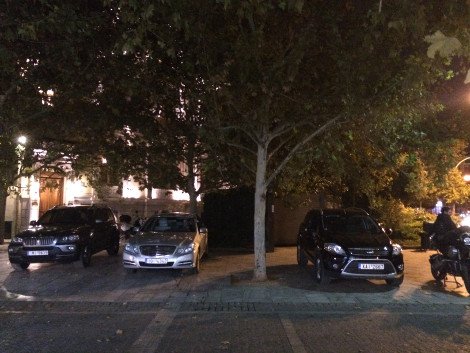 Αδικη Αθήνα: Λιμουζίνες παρκάρουν ανενόχλητες στην Αρεοπαγίτου ενώ πιτσιρικάς με μηχανάκι παίρνει κλήση [εικόνες] | iefimerida.gr 2