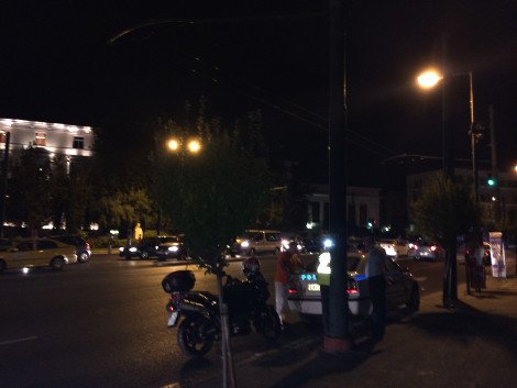 Αδικη Αθήνα: Λιμουζίνες παρκάρουν ανενόχλητες στην Αρεοπαγίτου ενώ πιτσιρικάς με μηχανάκι παίρνει κλήση [εικόνες] | iefimerida.gr 3