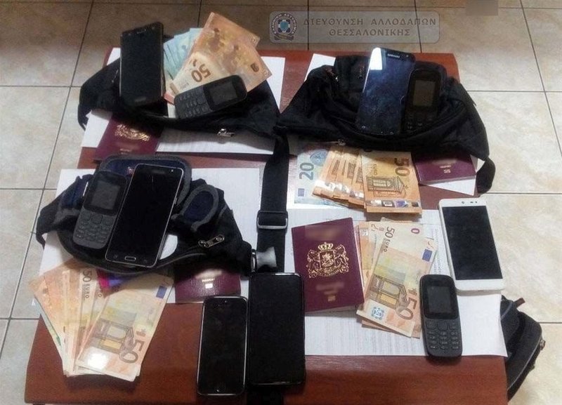 Κατασχέθηκαν πέντε οχήματα, 12 κινητά τηλέφωνα και 1.650 ευρώ