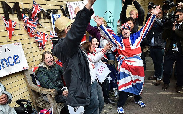 Παροξυσμός στη Βρετανία για την μικρή πριγκίπισσα -Ολα βάφτηκαν ροζ, ακόμη και η Ελισάβετ! [εικόνες] | iefimerida.gr 1