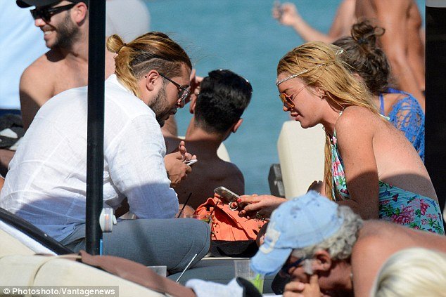 Η Λίντσεϊ Λόχαν στη Μύκονο, ερωτευμένη με Ελληνα επιχειρηματία [εικόνες] | iefimerida.gr 1