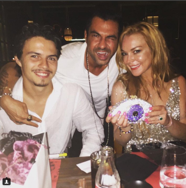 Το κιτς πάρτι γενεθλίων της Λίντσεϊ Λόχαν στη Μύκονο -Εσπασε πιάτα, χόρεψε σε τραπέζι [βίντεο]  | iefimerida.gr 0