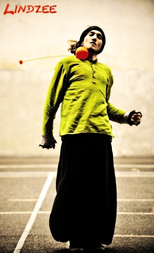 Γάλλος ζογκλέρ υπνωτίζει με στεφάνια και κάνει 3 εκατομμύρια κλικ στο youtube [βίντεο] | iefimerida.gr 0