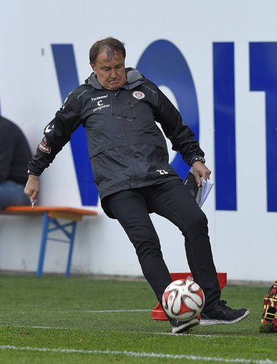 Η άτυχη στιγμή του Εβαλντ Λίνεν - Γλίστρησε και έσπασε το χέρι του κατά τη διάρκεια αγώνα [εικόνες] | iefimerida.gr 0