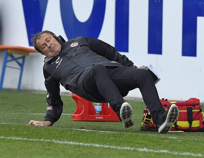 Η άτυχη στιγμή του Εβαλντ Λίνεν - Γλίστρησε και έσπασε το χέρι του κατά τη διάρκεια αγώνα [εικόνες] | iefimerida.gr 1