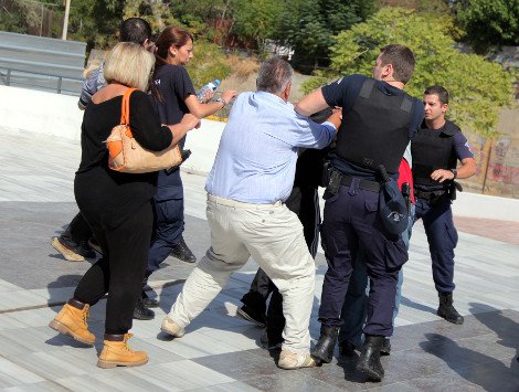 Επιτέθηκαν έξω από τα δικαστήρια στους δολοφόνους του Μανώλη Καντάρη [εικόνες] | iefimerida.gr 0