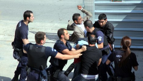 Επιτέθηκαν έξω από τα δικαστήρια στους δολοφόνους του Μανώλη Καντάρη [εικόνες] | iefimerida.gr 1