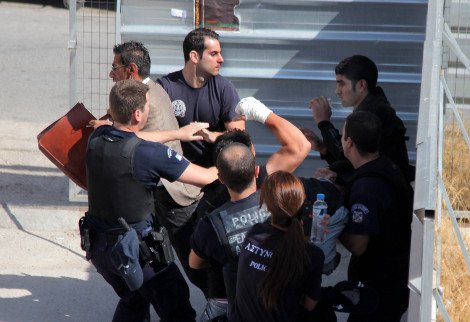 Επιτέθηκαν έξω από τα δικαστήρια στους δολοφόνους του Μανώλη Καντάρη [εικόνες] | iefimerida.gr 2