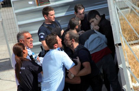 Επιτέθηκαν έξω από τα δικαστήρια στους δολοφόνους του Μανώλη Καντάρη [εικόνες] | iefimerida.gr 3