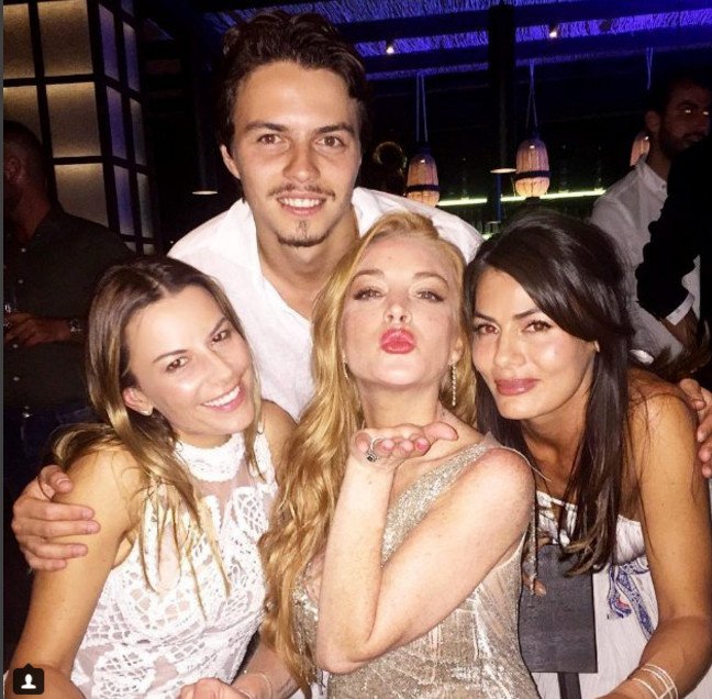 Το κιτς πάρτι γενεθλίων της Λίντσεϊ Λόχαν στη Μύκονο -Εσπασε πιάτα, χόρεψε σε τραπέζι [βίντεο]  | iefimerida.gr 1