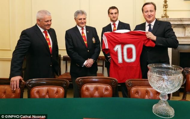 Έκαναν «κερατάκια» στον πρωθυπουργό της Βρετανίας σε επίσημη φωτογράφιση! [εικόνες +βίντεο] | iefimerida.gr 3