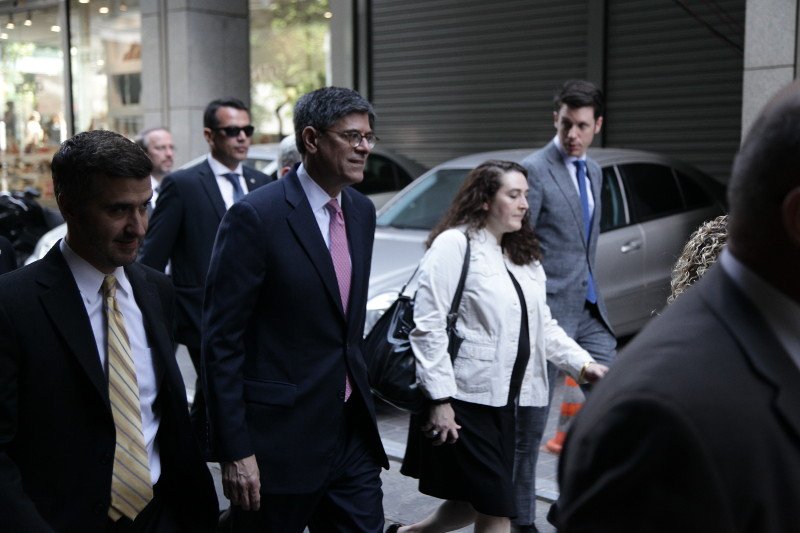 Ο Τζακ Λιου διέσχισε το Σύνταγμα και πήγε με τα πόδια στο υπουργείο Οικονομικών [εικόνες] | iefimerida.gr 1