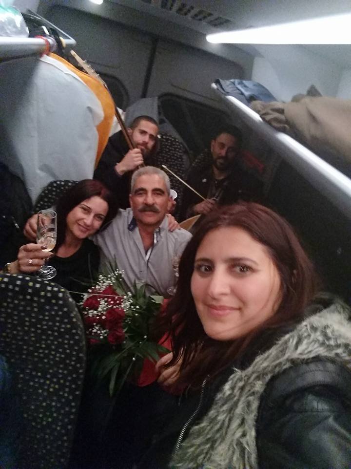 Κρητικός έκανε πρόταση στην αγαπημένη του μέσα στο... ΚΤΕΛ [εικόνες & βίντεο] | iefimerida.gr 1