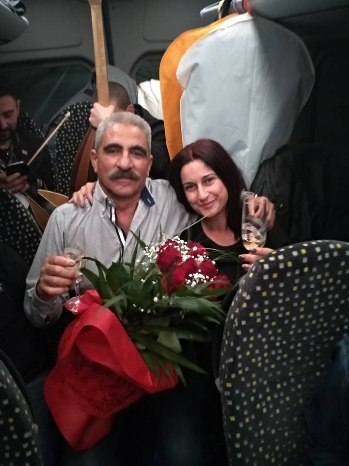 Κρητικός έκανε πρόταση στην αγαπημένη του μέσα στο... ΚΤΕΛ [εικόνες & βίντεο] | iefimerida.gr 0