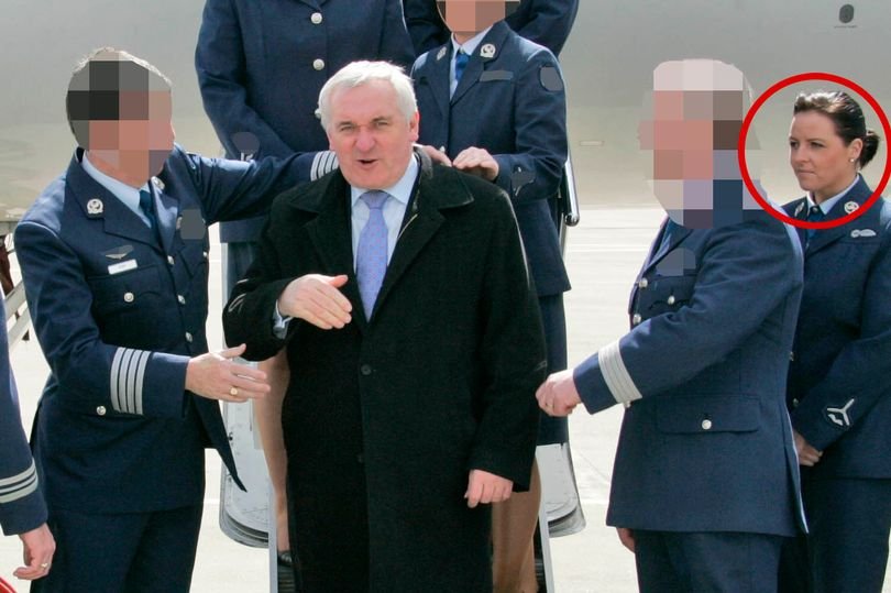 H Λάιζα Σμιθ (δεξιά) όταν υπηρετούσε στο αεροσκάφος του τότε πρωθυπουργού της Ιρλανδίας Μπέρτι Άχερν (στο κέντρο) (Φωτογραφία: Irish Mirror / Collins, Dublin, Colin Keegan)
