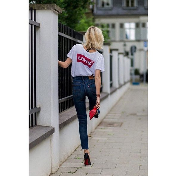 Πώς ένα απλό, φαρδύ t-shirt Levi's έχει γίνει απόλυτη μόδα -Το φορούν με τα πάντα [εικόνες] | iefimerida.gr 0