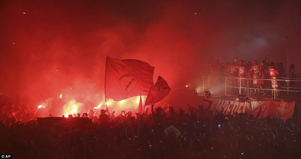 «Κάηκε» η Λισαβόνα από πανηγυρισμούς και επεισόδια [εικόνες] | iefimerida.gr 0