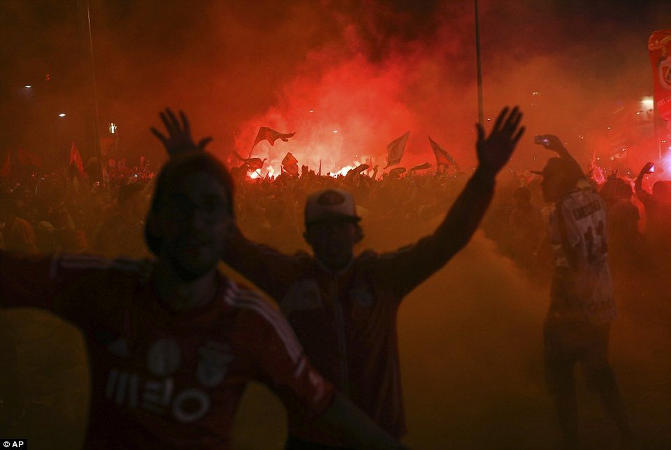 «Κάηκε» η Λισαβόνα από πανηγυρισμούς και επεισόδια [εικόνες] | iefimerida.gr 9