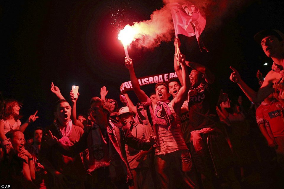 «Κάηκε» η Λισαβόνα από πανηγυρισμούς και επεισόδια [εικόνες] | iefimerida.gr 10