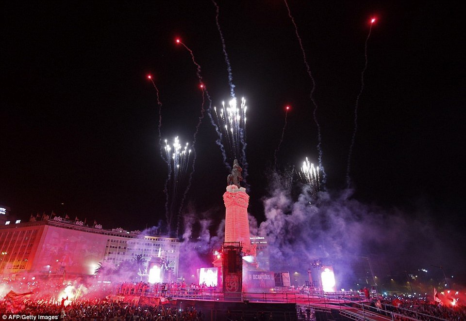 «Κάηκε» η Λισαβόνα από πανηγυρισμούς και επεισόδια [εικόνες] | iefimerida.gr 11