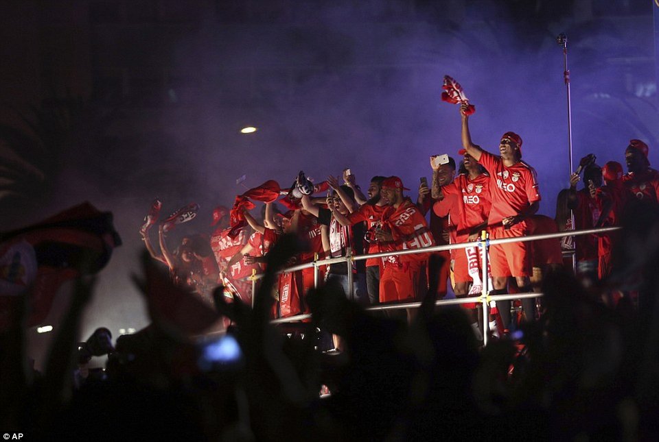 «Κάηκε» η Λισαβόνα από πανηγυρισμούς και επεισόδια [εικόνες] | iefimerida.gr 2