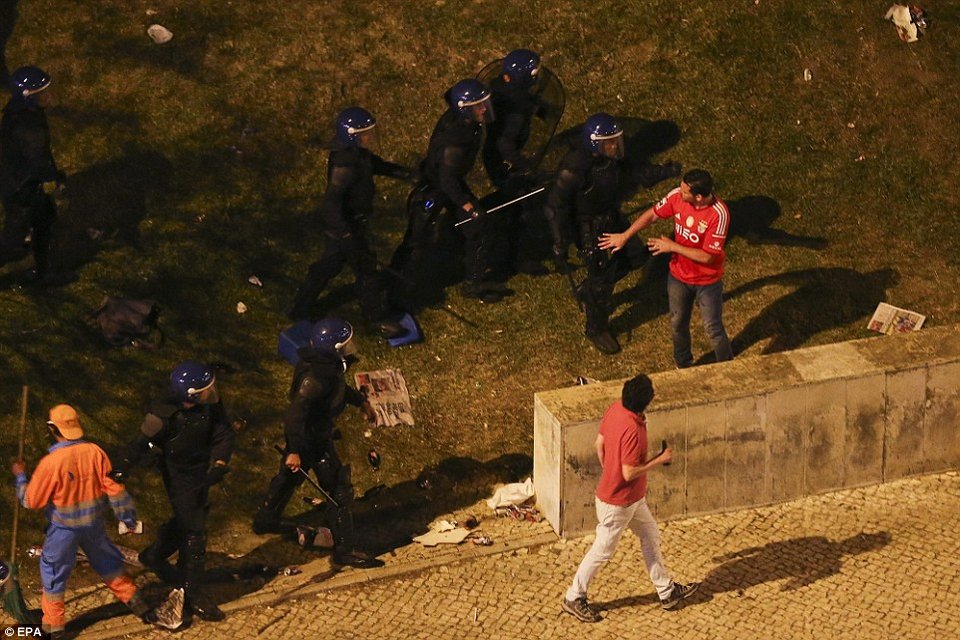 «Κάηκε» η Λισαβόνα από πανηγυρισμούς και επεισόδια [εικόνες] | iefimerida.gr 7