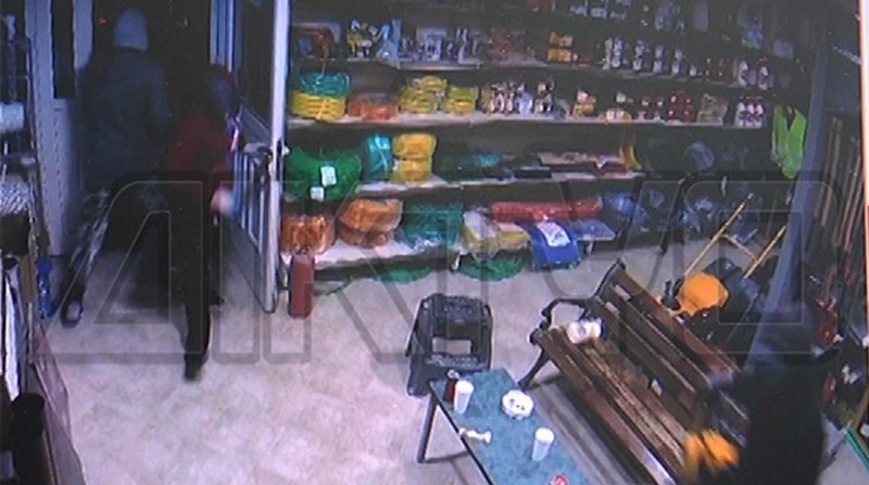 Καρέ-καρέ διάρρηξη σε επιχείρηση οικοδομικών υλικών στις Σέρρες -Με κουκούλες και τσεκούρια [εικόνες & βίντεο] | iefimerida.gr 1