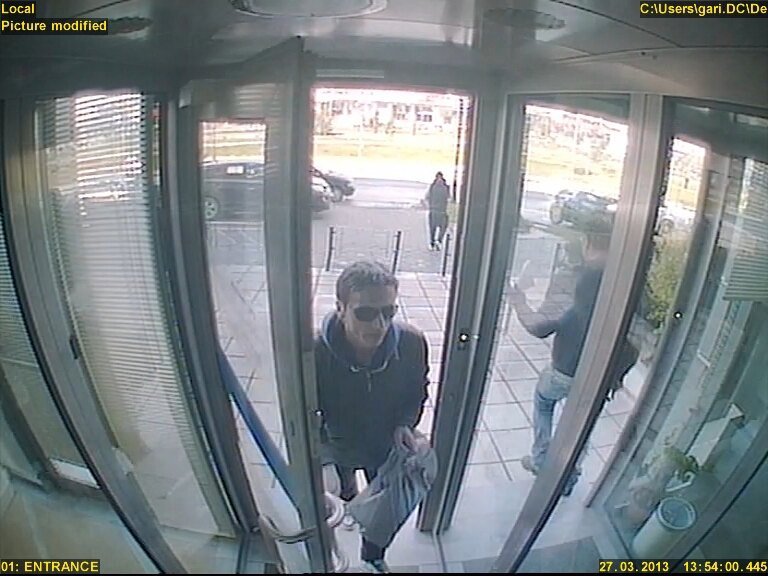 Αυτός είναι ο ένοπλος ληστής που «χτύπησε» τράπεζα στη Θεσσαλονίκη: Καρέ-καρέ οι κινήσεις του [εικόνες] | iefimerida.gr 1