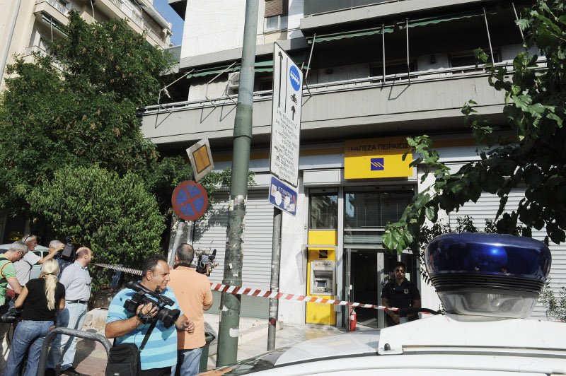 Ενοπλη ληστεία με ομηρία 2,5 ωρών σε τράπεζα στην Κηφισίας -«Αρωμα» τρομοκρατίας βλέπουν οι αρχές [εικόνες] | iefimerida.gr 4