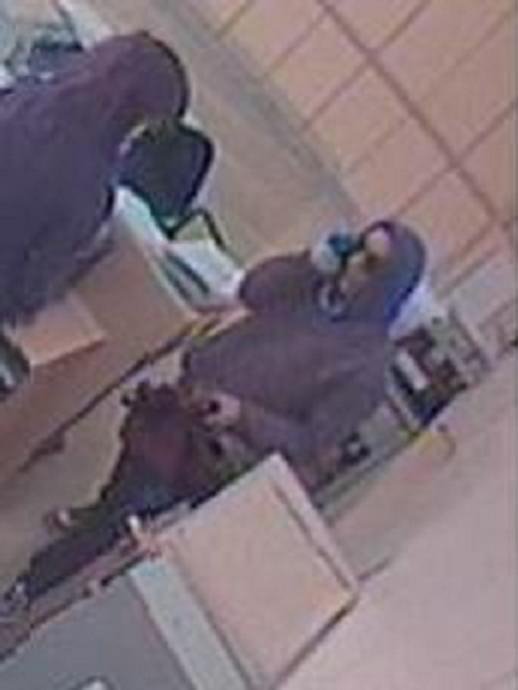 Αυτός είναι ο ένοπλος ληστής που «χτύπησε» τράπεζα στη Θεσσαλονίκη: Καρέ-καρέ οι κινήσεις του [εικόνες] | iefimerida.gr 2