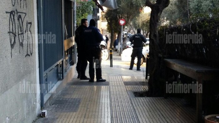 Πυροβολισμοί σε ληστεία σούπερ μάρκετ στα Πετράλωνα -Καρέ καρέ η σύλληψη του ενός δράστη [εικόνες] | iefimerida.gr 2