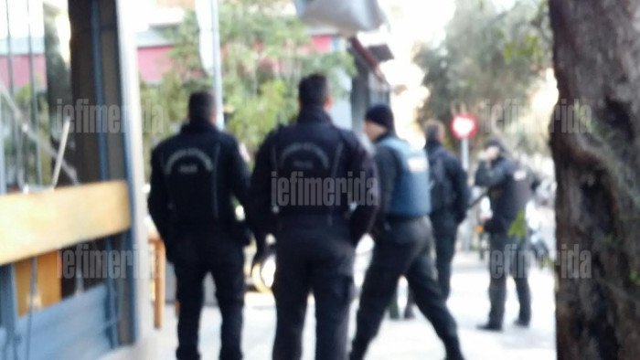 Πυροβολισμοί σε ληστεία σούπερ μάρκετ στα Πετράλωνα -Καρέ καρέ η σύλληψη του ενός δράστη [εικόνες] | iefimerida.gr 3